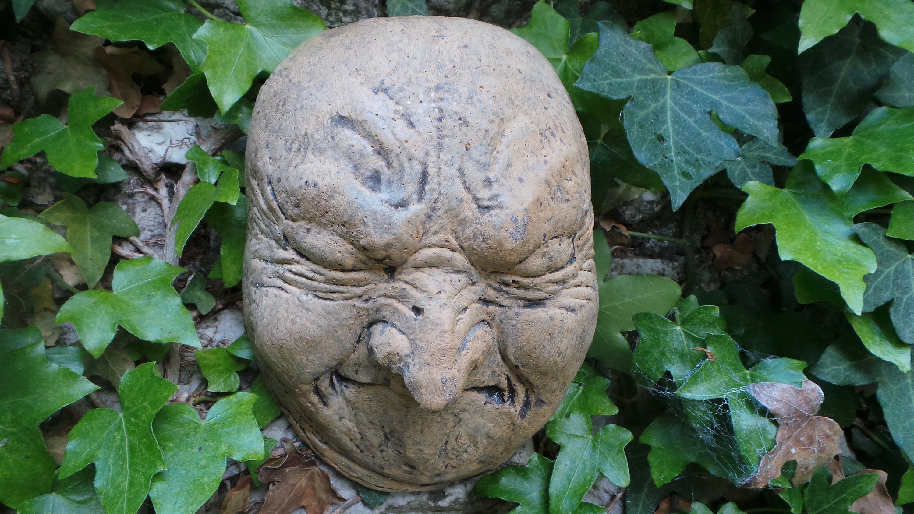 La Grimace, La Gêne, Visage Pendante Ornement de Jardin en Pierre Reconstituée Conception Ornements 