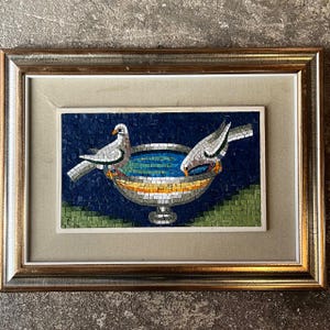 Antikes, handgefertigtes Mosaik im Vintage-Rahmen – Tauben am Becken | Ravenna, Italien | Scianna-Werkstatt.