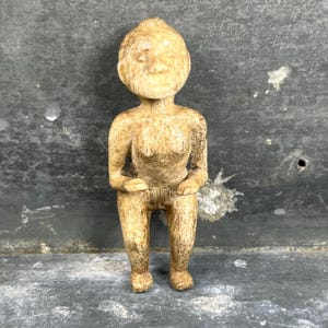 Rare Indonesian tribal shamanic amulet made of marine bone – 19th century, Batak / Asmat / Dayak ritual figurine. Cabinet of curiosities