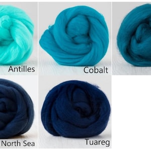 Op de afbeelding: Vijf ronde bundels lontwol gerangschikt in een raster. De kleuren zijn gelabeld als Antilles, een helder turkoois; Cobalt, een middenblauw; Teal, een donker blauwgroen; North Sea, een diep marineblauw; en Tuareg, een donker, verzadigd indigoblauw.