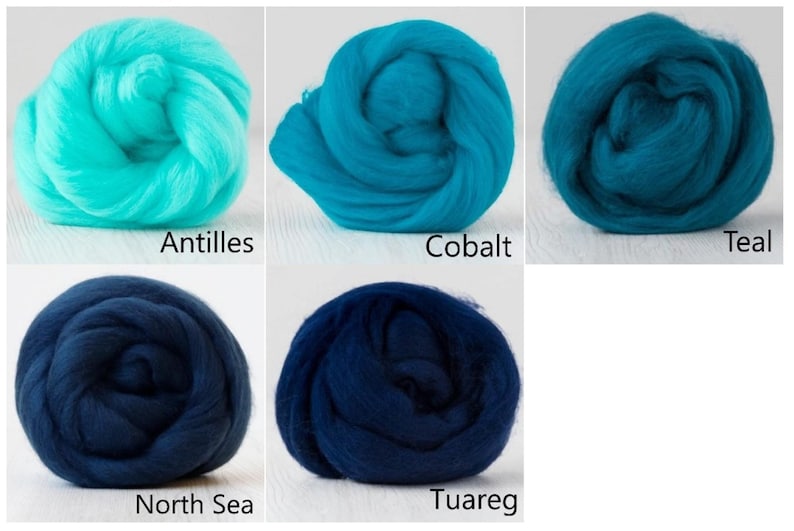 Op de afbeelding: Vijf ronde bundels lontwol gerangschikt in een raster. De kleuren zijn gelabeld als Antilles, een helder turkoois; Cobalt, een middenblauw; Teal, een donker blauwgroen; North Sea, een diep marineblauw; en Tuareg, een donker, verzadigd indigoblauw.