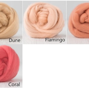 Op de afbeelding: Vier ronde bundels zachte wolvilt in verschillende tinten. De kleuren zijn gelabeld als Dune, een lichtbeige; Flamingo, een bleekroze; Rouge, een warme perzik; en Coral, een levendig roodachtig roze. Elke bundel heeft een vezelige textuur.
