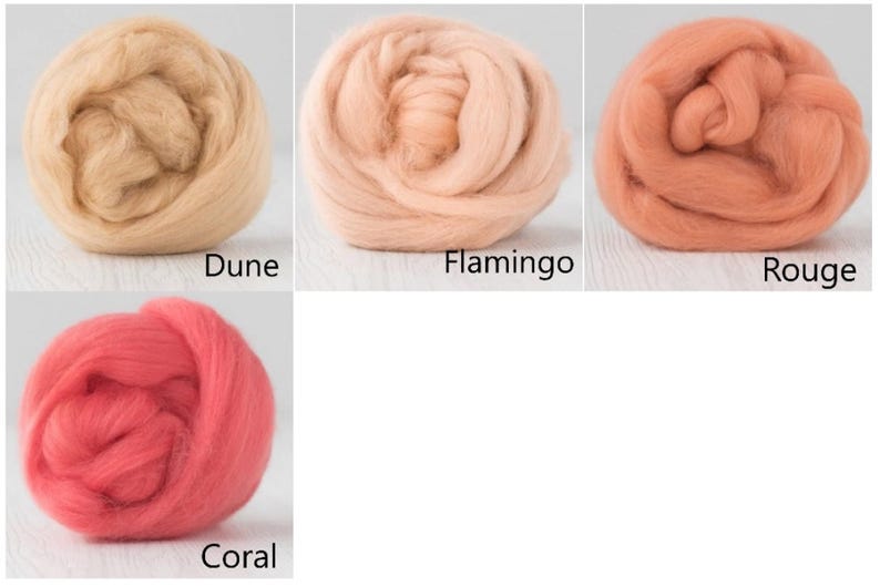 Op de afbeelding: Vier ronde bundels zachte wolvilt in verschillende tinten. De kleuren zijn gelabeld als Dune, een lichtbeige; Flamingo, een bleekroze; Rouge, een warme perzik; en Coral, een levendig roodachtig roze. Elke bundel heeft een vezelige textuur.