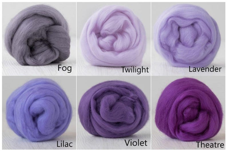 Op de afbeelding: Zes ronde bundels wolvilt gerangschikt in een raster. De kleuren zijn gelabeld als Fog, een grijs; Twilight, een bleek lavendel; Lavender, een lichtpaars; Lilac, een middenpaars; Violet, een dieppaars; en Theatre, een levendig donkerpaars.