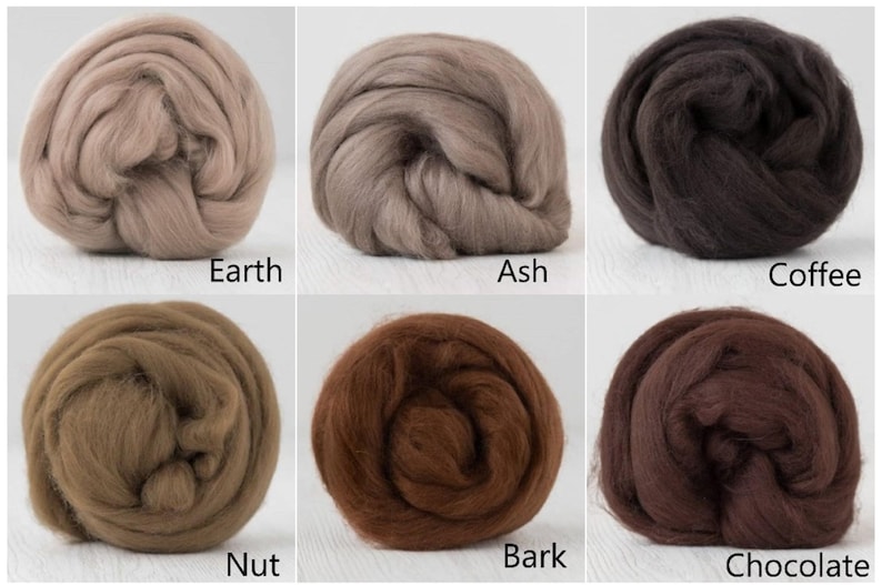 Op de afbeelding: Zes bollen wolvilt gerangschikt in een raster, gelabeld Earth, Ash, Coffee, Nut, Bark en Chocolate. De kleuren vari&euml;ren van lichtbeige en taupe tot verschillende bruintinten, waaronder donkere espresso- en roodbruine tinten.
