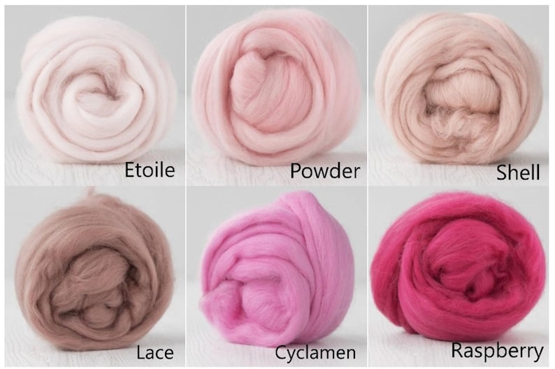 Op de afbeelding: Zes ronde bundels zachte wolvacht gerangschikt in een raster. De kleuren zijn gelabeld als Etoile, een bleek gebroken wit; Powder, een lichtroze; Shell, een zachte perzikkleur; Lace, een gedempt mauve; Cyclamen, een felroze; en Raspberry, een diep magenta.