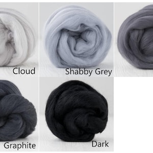 Op de afbeelding: Vijf bollen lontwol gerangschikt in een raster, gelabeld Cloud in wit, Shabby Grey in lichtgrijs, Storm in middengrijs, Graphite in donkergrijs en Dark in zwart. Elke bol heeft een zachte, vezelige textuur en een opgerolde, ronde vorm.