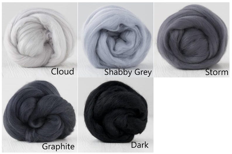 Op de afbeelding: Vijf bollen lontwol gerangschikt in een raster, gelabeld Cloud in wit, Shabby Grey in lichtgrijs, Storm in middengrijs, Graphite in donkergrijs en Dark in zwart. Elke bol heeft een zachte, vezelige textuur en een opgerolde, ronde vorm.
