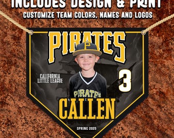 Può includere: Un cartello nero e oro a forma di gagliardetto con la parola "PIRATES" in grandi lettere gialle. Il cartello include una foto di un bambino in uniforme da baseball. Il testo sul cartello recita "CALLEN", "3", "CALIFORNIA LITTLE LEAGUE" e "SPRING 2025".