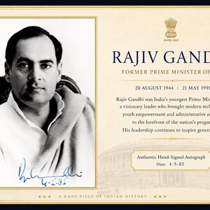 Könnte beinhalten: Ein Gedenkblatt mit einem Schwarz-Weiß-Porträt von Rajiv Gandhi, dem ehemaligen Premierminister von Indien. Der Text enthält seinen Namen, Geburts- und Sterbedaten, eine biografische Zusammenfassung und ein authentisches Autogramm vom 4.5.85.