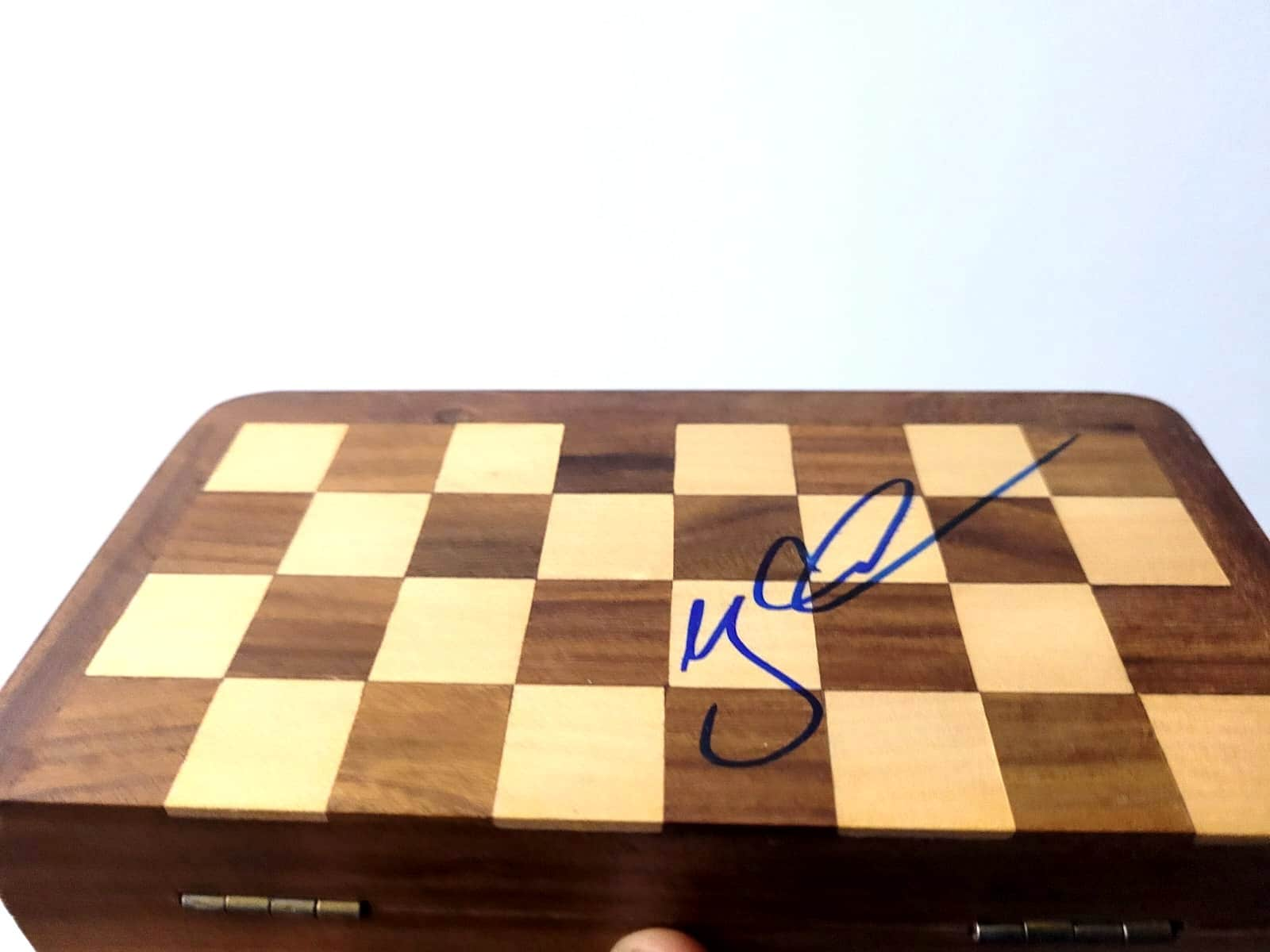 MAGNUS CARLSEN - Placa em caixa de madeira.