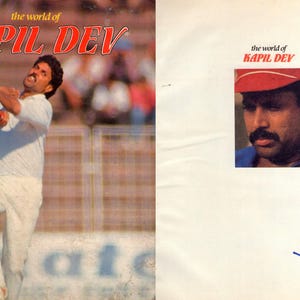 Op de afbeelding: Boekomslag met de titel "the world of KAPIL DEV" in rode letters. Het toont een cricketspeler in actie en een kleiner portret van dezelfde man met een rode pet, plus een blauwe handtekening.