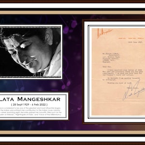 Könnte beinhalten: Ein Schwarzweißfoto von Lata Mangeshkar, einer indischen Sängerin, mit einem handgeschriebenen Brief von ihr. Der Brief ist datiert Juni 1969 und adressiert an Herrn John J. Moll, in dem sie ihm für seine Komplimente dankt. Der Brief ist mit "Lata Mangeshkar" unterzeichnet.