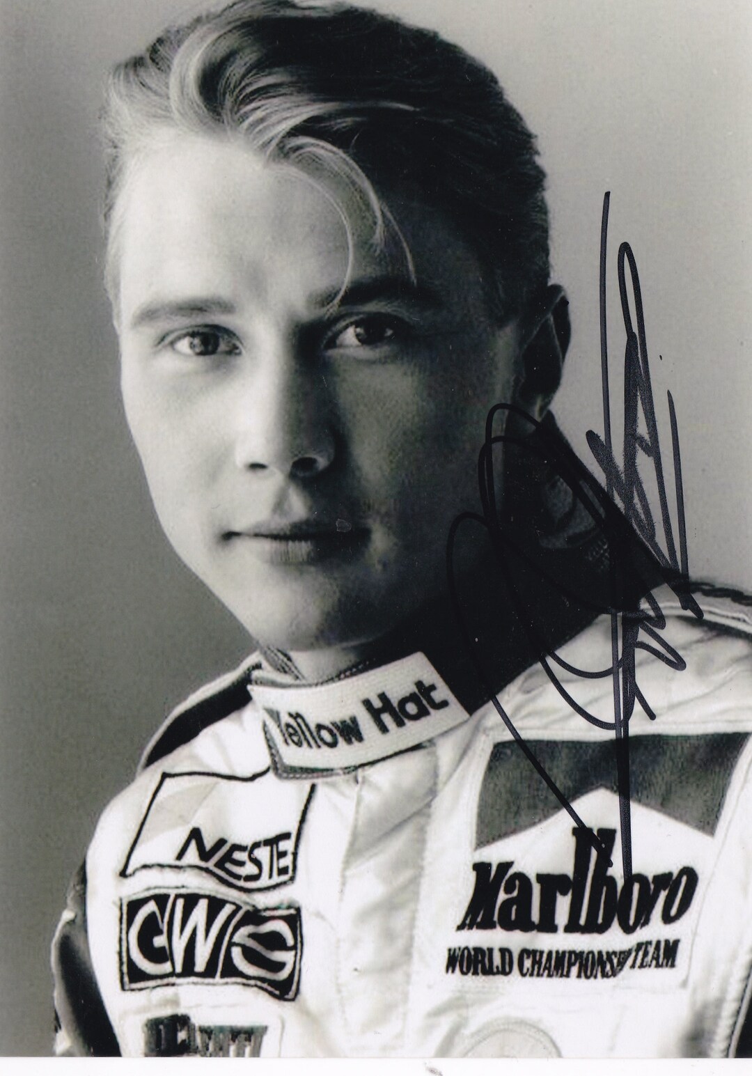 フィンランドの元レーシングF1ドライバー、ミカ・ハッキネンの直筆