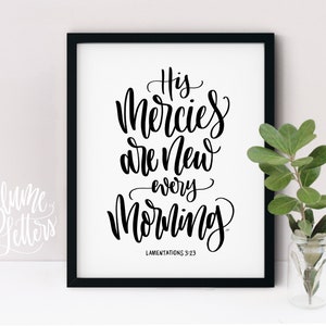 以下が含まれることがあります： 「His Mercies are New every Morning」というテキストと聖書の参照「Lamentations 3:23」が書かれた白黒の額装されたプリント。
