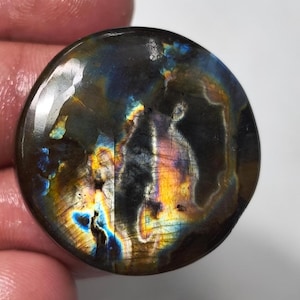 Spectrolite rotonda – Cabochon di labradorite naturale (84,80 ct), 29x29x4 mm