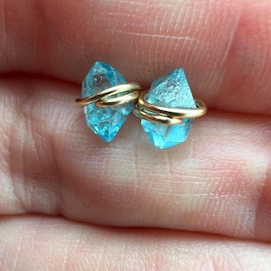 Può includere: Un set di tre tazze in ceramica con finitura opaca e macchiettata. Le tazze sono nei toni del crema, grigio chiaro e grigio scuro. Ogni tazza ha un design semplice e minimalista e un manico arrotondato.