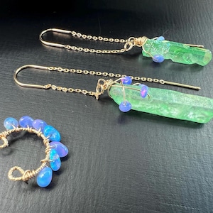 Zielone kwarcowe i fioletowe opalowe nawlekacze oraz pasująca lśniąca nakładka na ucho wypełniona 14-karatowym złotem
