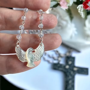 Colgante de paloma de nácar con collar de rosario de opalita plateada, colgante devocional, regalo de Primera Comunión