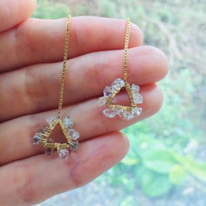 Orecchini a filo con triangolo Herkimer, orecchini a catena con filo riempiti in oro 14 carati, gioielli minimalisti moderni, regalo per lei con pietra portafortuna di aprile