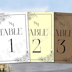 Gepersonaliseerde bruiloft verjaardagsfeestje tafelblad nummers namen decoratie ceremonie restaurant locatie rozen roos wit ivoor kraft decor kaarten A6