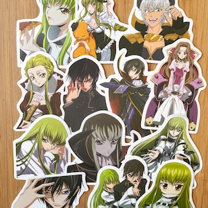 Peut inclure: Un ensemble de 12 autocollants de personnages d'anime mettant en scène des personnages de la série d'anime Code Geass. Les autocollants sont imprimés sur du papier blanc et ont une finition brillante. Les personnages sont représentés dans diverses poses et expressions.
