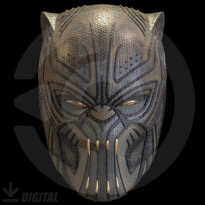 Könnte beinhalten: Eine detaillierte, strukturierte Maske in Grau- und Goldtönen mit einem Design, das an einen Panther erinnert. Die Maske hat spitze Ohren, stilisierte Gesichtszüge und goldfarbene Fangzähne.