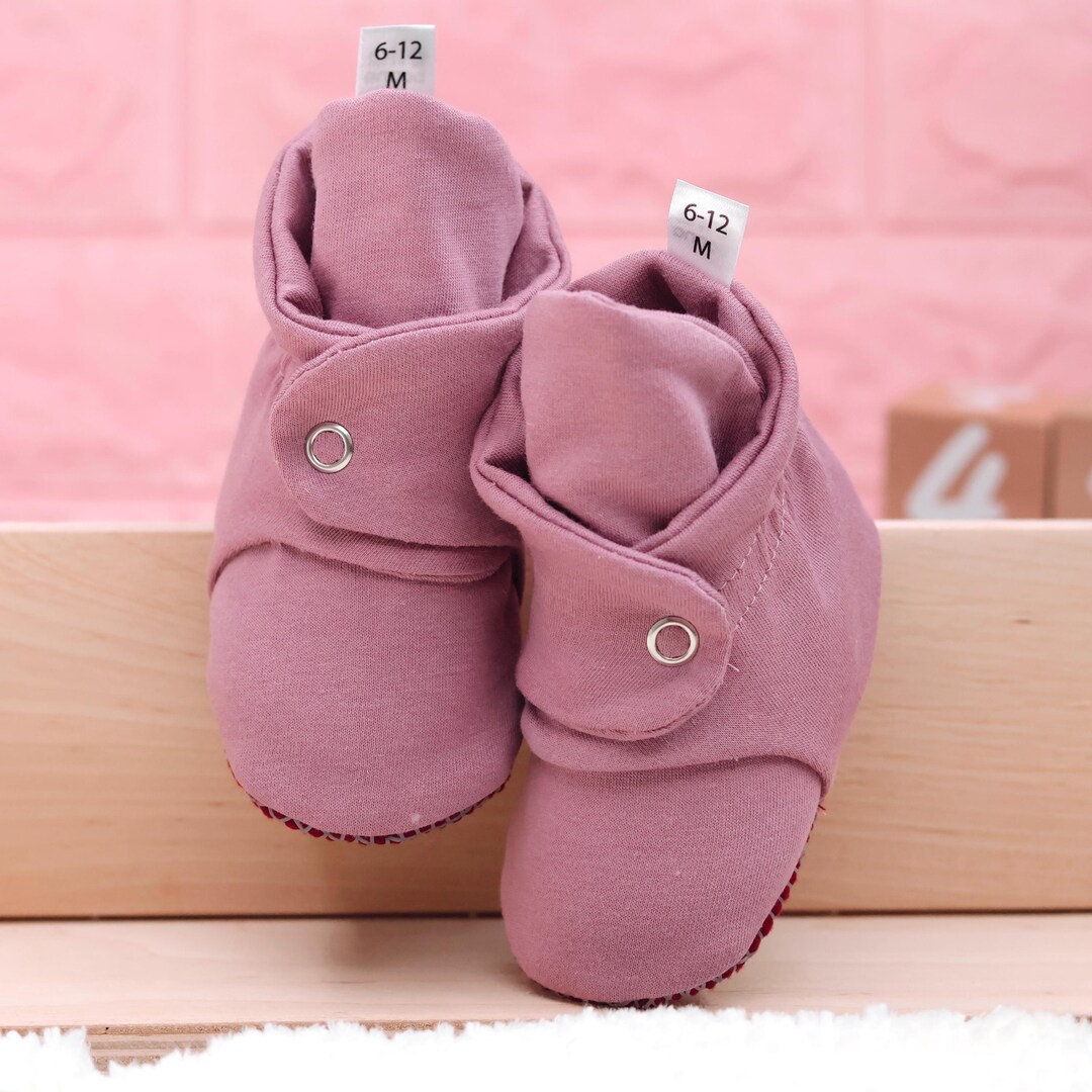 Patucos de bebé de algodón orgánico en color rosa empolvado