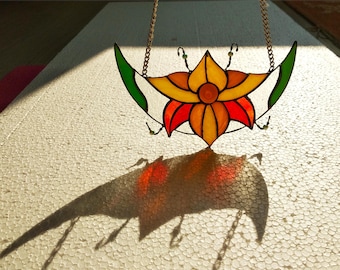 Apanhador de sol em vitral crescente: decoração floral para janela (4,5 x 7,4 polegadas)