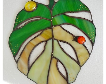 Vitral em formato de folha de Monstera com caracol