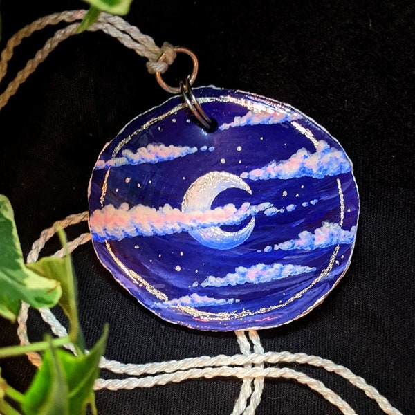 Lune Nuageuse - Broche, Breloque, Porte Bonheur, Peint à la Main. Nuit, Etoiles, Ciel. Cadeau Personnalisé, Design Original