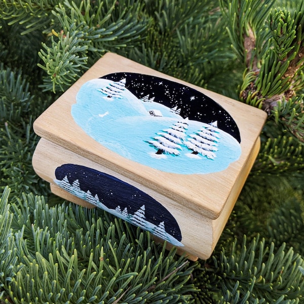 Nuit d'Hiver - Boîte en Bois Peinte à la Main - Neige, Nuit, Sapins, Solstice, Bois, Boîte à Bijoux, Cadeau Personnalisé, Design Original