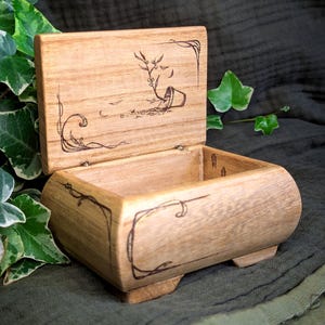 Chat s’étirant - Boîte en Bois Pyrogravée à la Main - アニマル トーテム、Bois、Pyrogravure、Boîte à Bijoux、Cadeau Personalisé、デザイン オリジナル 画像 3