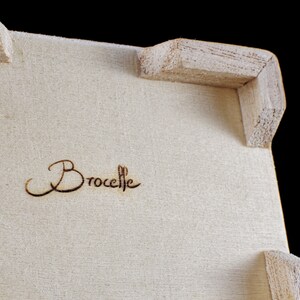 以下が含まれることがあります： 木製の箱のアップで、上部に「Brocelie」という文字が焼印されています。