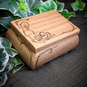 Chat s’étirant - Boîte en Bois Pyrogravée à la Main - アニマル トーテム、Bois、Pyrogravure、Boîte à Bijoux、Cadeau Personalisé、デザイン オリジナル 画像 1
