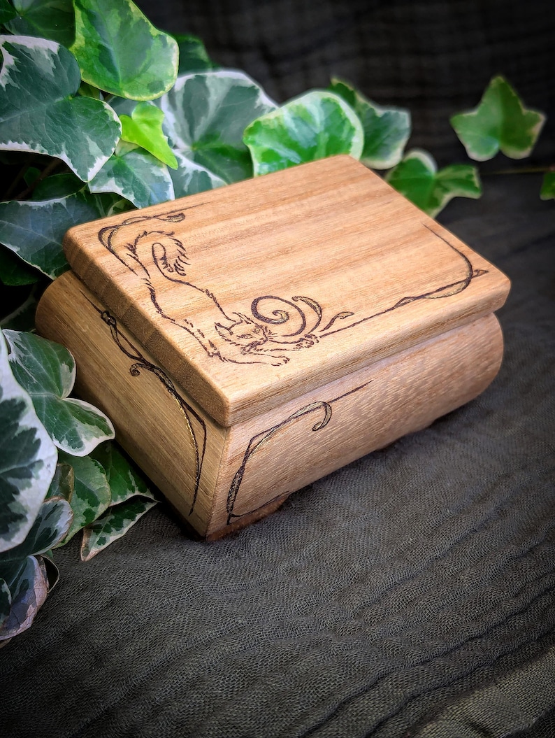 Chat s’étirant - Boîte en Bois Pyrogravée à la Main - アニマル トーテム、Bois、Pyrogravure、Boîte à Bijoux、Cadeau Personalisé、デザイン オリジナル 画像 1