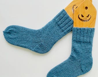 Jeans lavorati a maglia fatti a mano color vaniglia, misto lana e alpaca. Calzini: Nordic Knit Hosiery, un caldo regalo per lui.