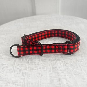 CRIMSON Limited Slip - Collar de perro a cuadros rojo y negro - Collar de perro de deslizamiento limitado a cuadros de 1&quot; o 1,5&quot; - Collar sin tirar - Collar deslizante para perros