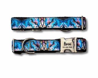Könnte beinhalten: Ein Haustierhalsband mit einem lebhaften blau-rosa-schwarzen Marmormuster. Das Halsband verfügt über eine silberfarbene Metallschnalle mit der Gravur Kona und der Telefonnummer 123-456-7890 sowie einen Metall-D-Ring für die Leine.