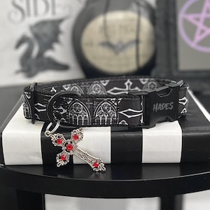 COVEN - Collar para perro con cruz gótica y ventana de catedral - Collar ocultista de 3/8", 5/8", 1" o 1.5" - Hebilla personalizada de metal o plástico