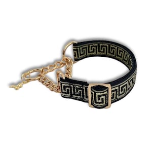 Puede incluir: Collar negro para perro con patrón de llave griega dorada y herrajes dorados. El collar presenta una cadena dorada y un cierre de hebilla. El collar está diseñado para una mascota.