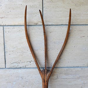 Vintage primitieve Europese houten hooivork – 19e-eeuws landbouwwerktuig | Rustiek tuin- en boerderijdecor
