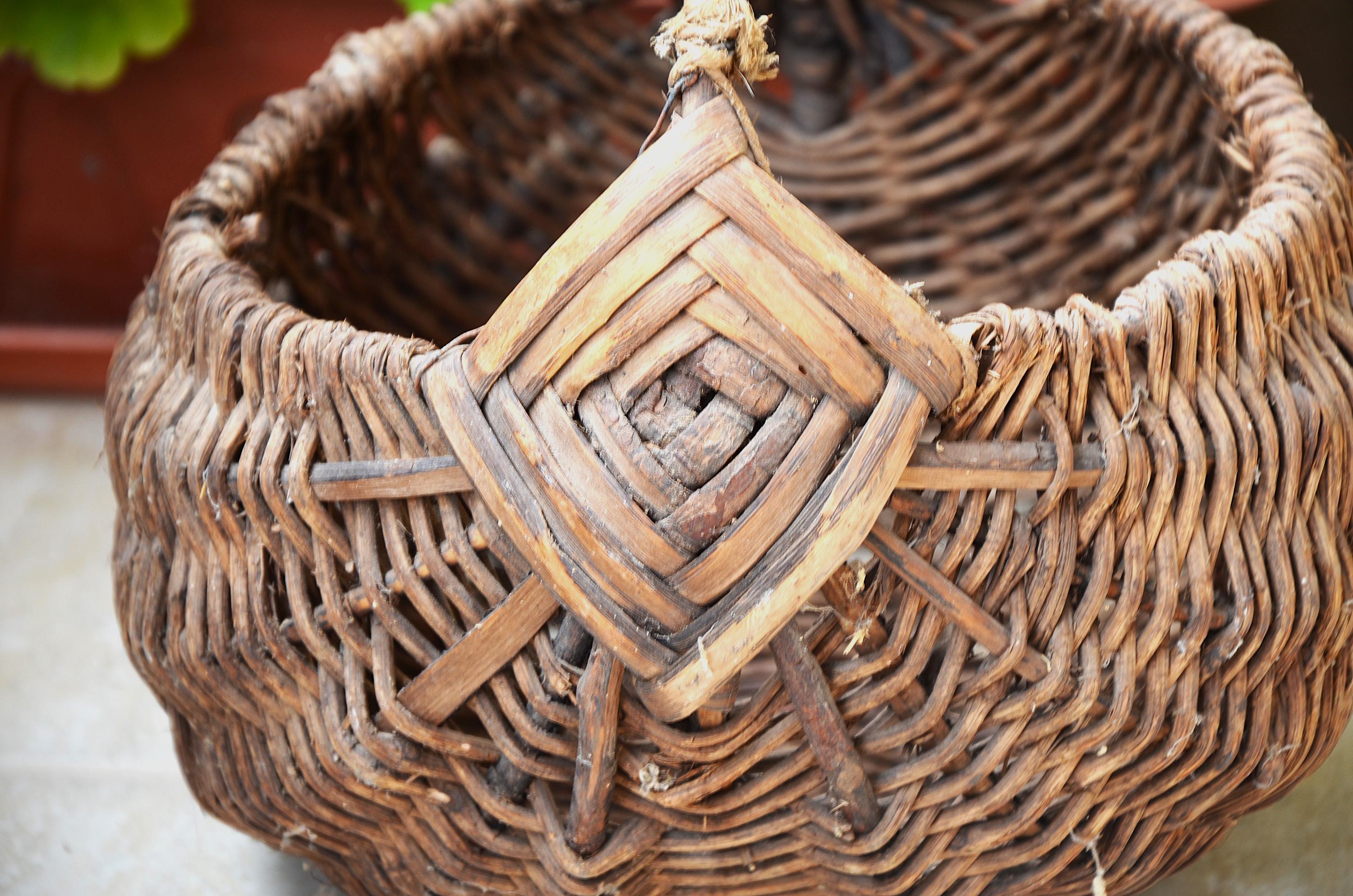 アンティークフランス製 20世紀 ハーベストバスケット、ハンドル付き籐