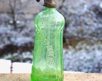 Antike bulgarische Soda Siphon Flasche, Todor Dsheferliyski Varna, Anfang des 20.Jahrhunderts Seltzer aus grünem Glas, Originalkopf