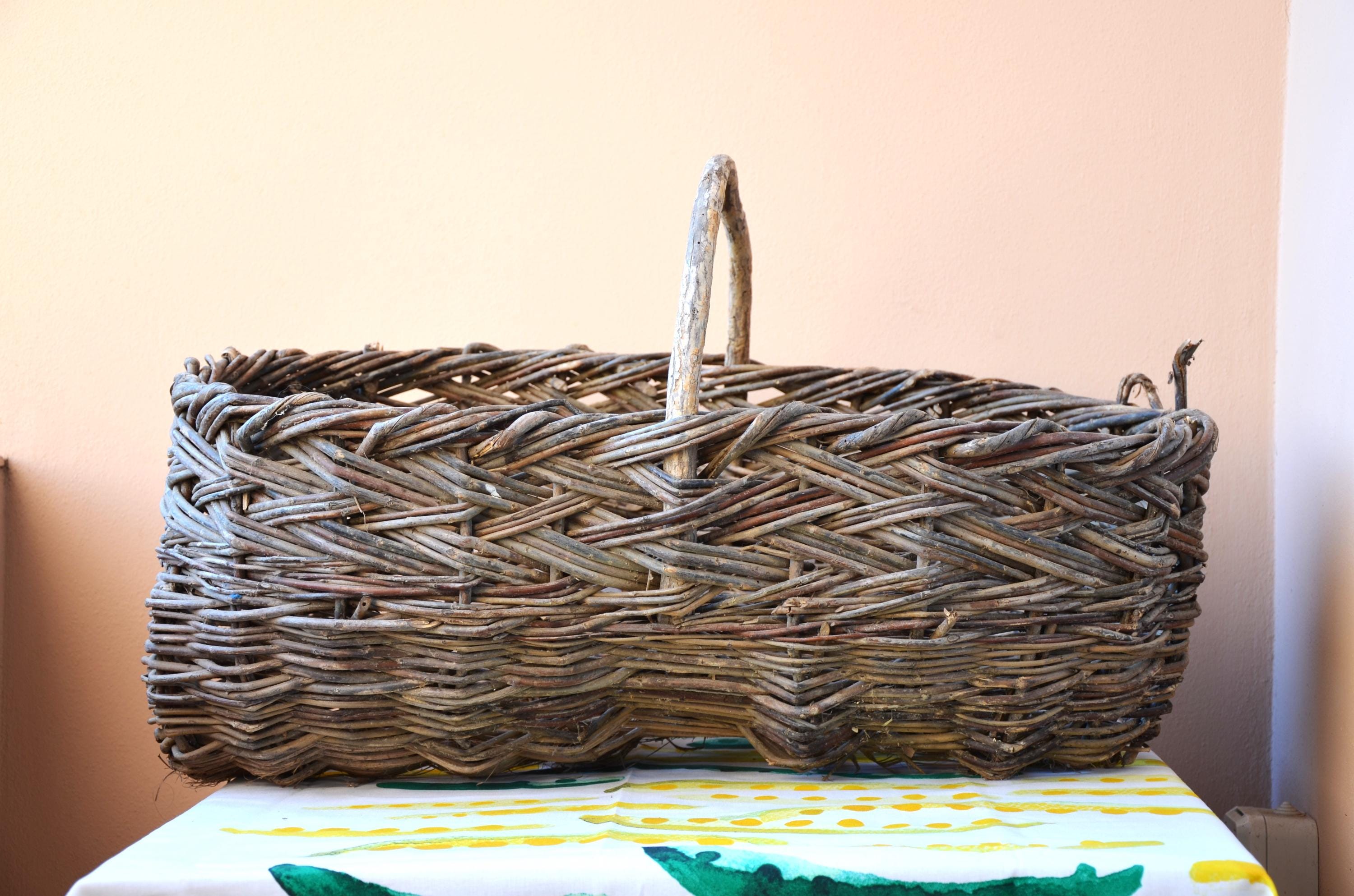 ハンドル付きアンティークフランス製籐バスケット：素朴な農家風