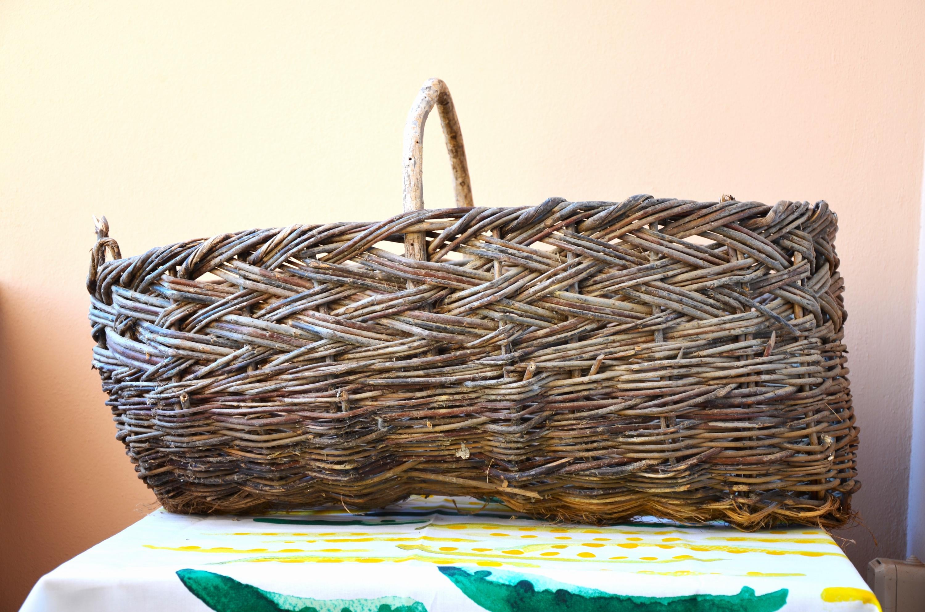 アンティークフランス製大型ウィッカーバスケット、ハンドル付き