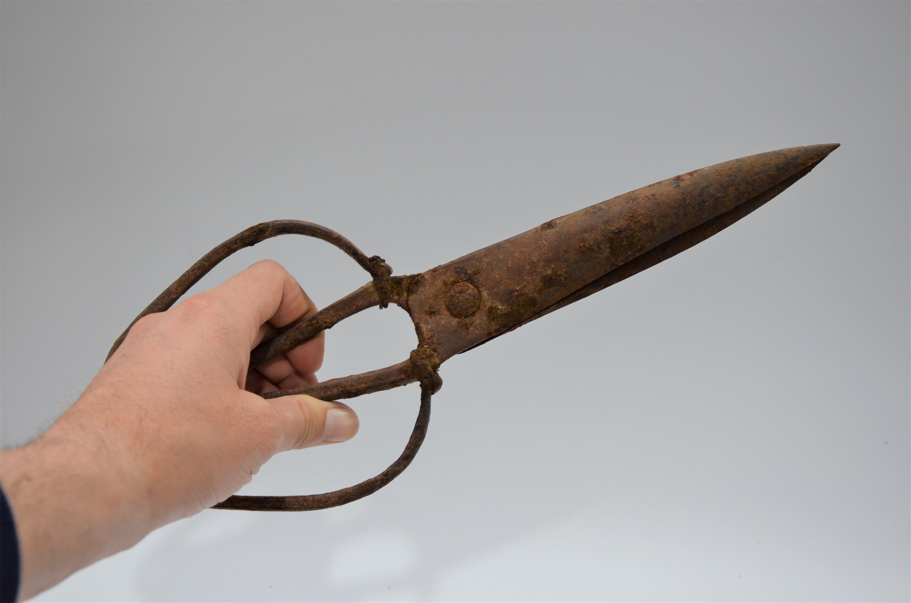 アンティークの手鍛造鉄製ハサミ：1900年代の錆びた農家風インテリア 