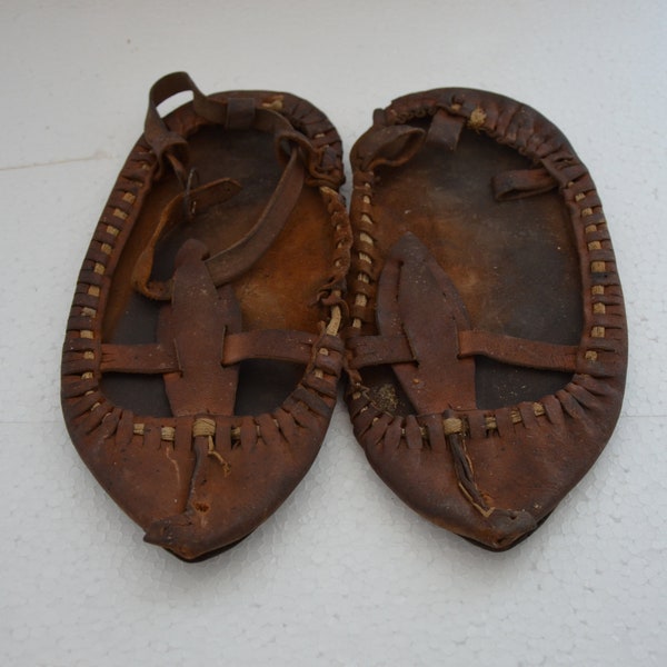 Viejos zapatos de cuero primitivos antiguos hechos a mano de piel de cerdo de la década de 1910, zapatos de cuero populares, decoración vintage, para coleccionistas, decoración del hogar