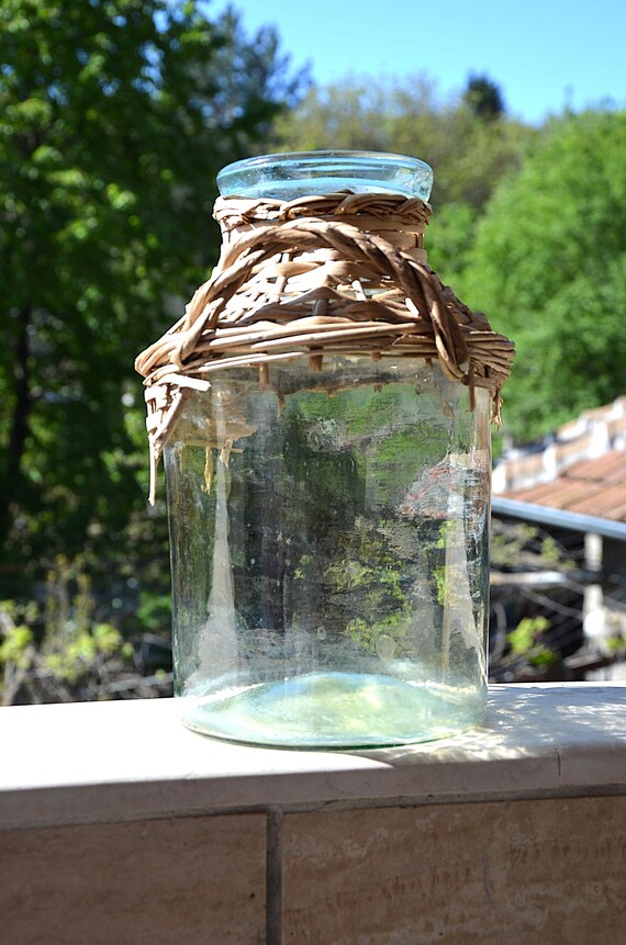 Vintage Glas Demijohn Flasche mit Weidenverpackung, rustikale Türkisvase, mundgeblasene Flasche, Bauernhausdekor, Boho Küstenglas