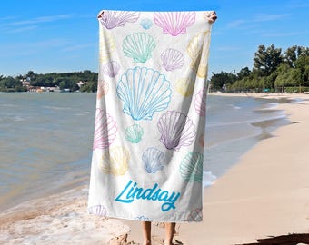 Toalla de playa personalizada con conchas marinas, toalla de piscina con nombre personalizado, artículos esenciales de playa para el verano, regalo para damas de honor, recuerdo de despedida de soltera